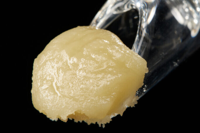 live resin vs distillate. resin close up.