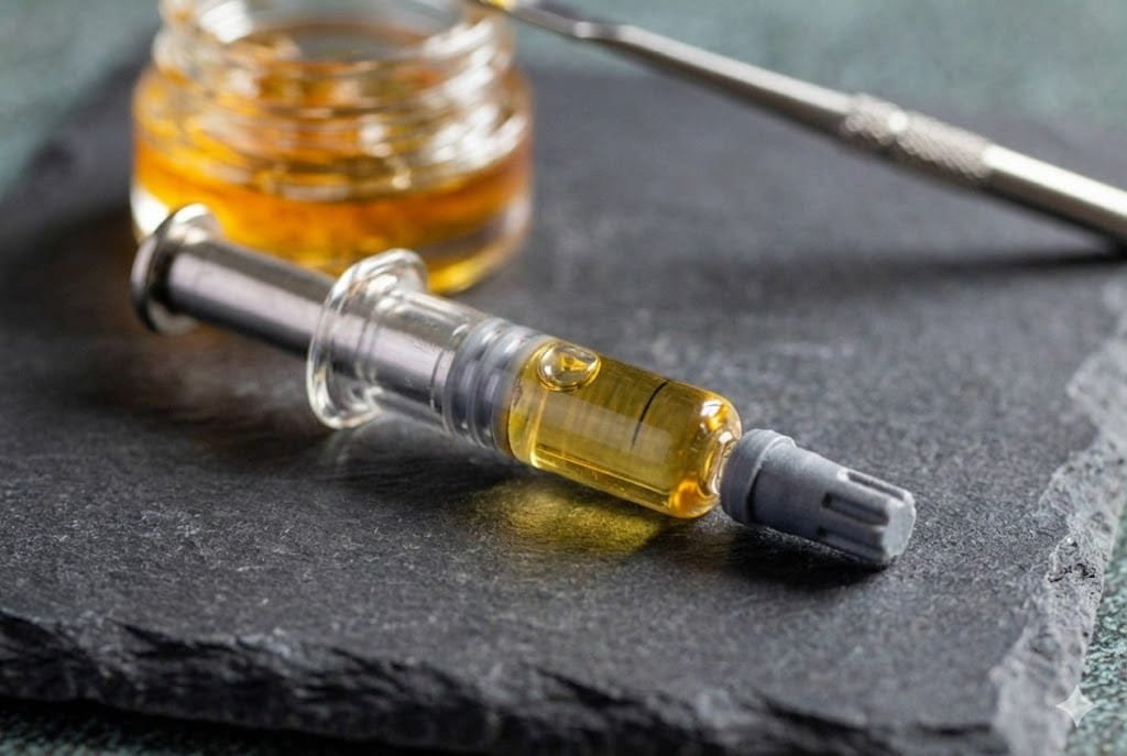 what is distillate cannabis extract. live resin vs distillate.